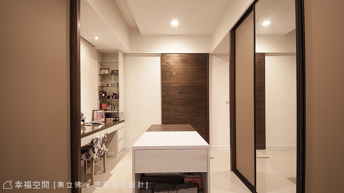 主臥更衣間