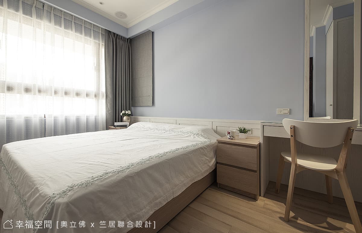 主臥室床頭